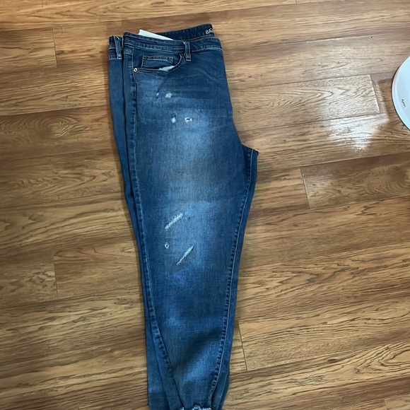 Universal Threads Jeans - Picture 2 of 3